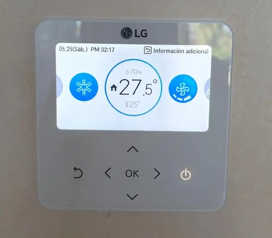 The room air-conditioning thermostat, reading 27.5 degrees.